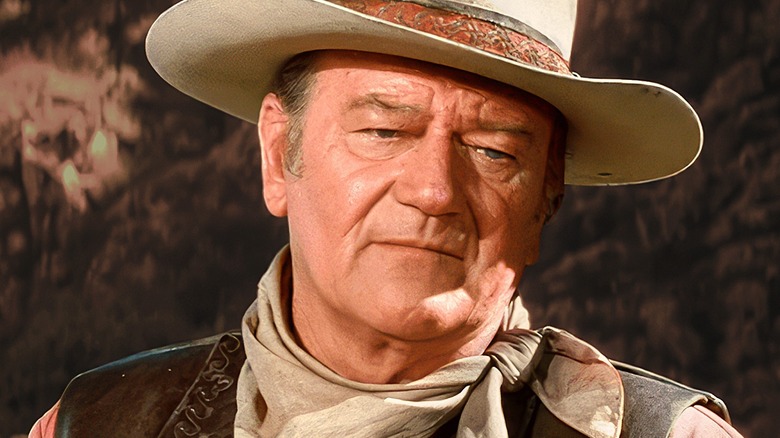 John Wayne portant un chapeau de cowboy et ayant l'air sérieux