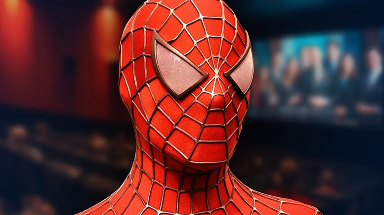 Le visage de Spider-Man devant une salle de cinéma floue