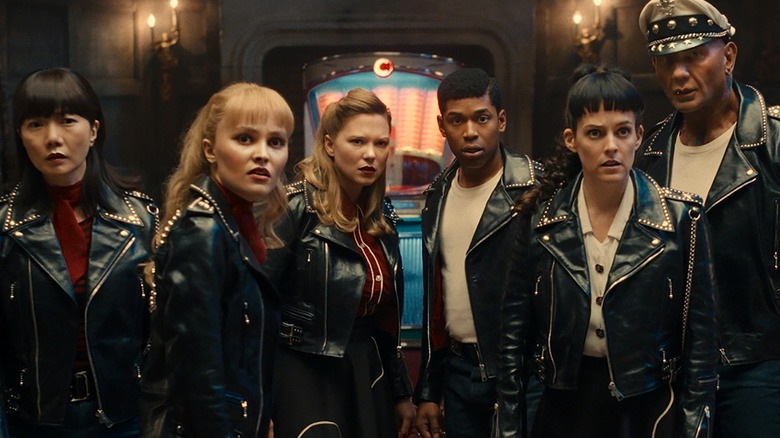 L'Alpha Gang debout devant son juke-box dans