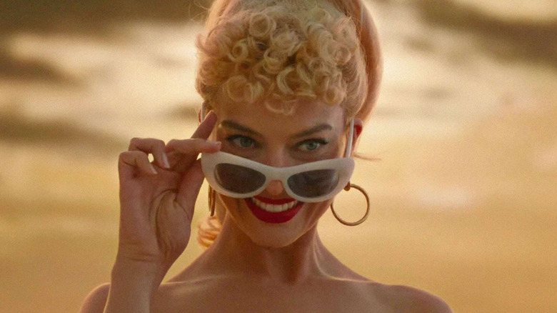 Barbie baisse ses lunettes de soleil et sourit