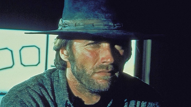 L'Étranger louche sur quelque chose dans High Plains Drifter