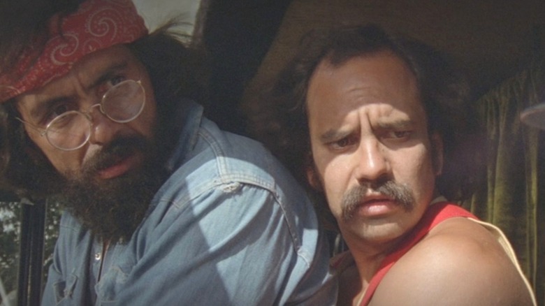 Cheech et Chong dans une camionnette discutant avec un flic