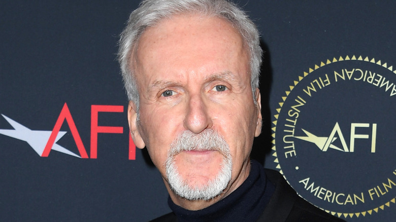 James Cameron posant