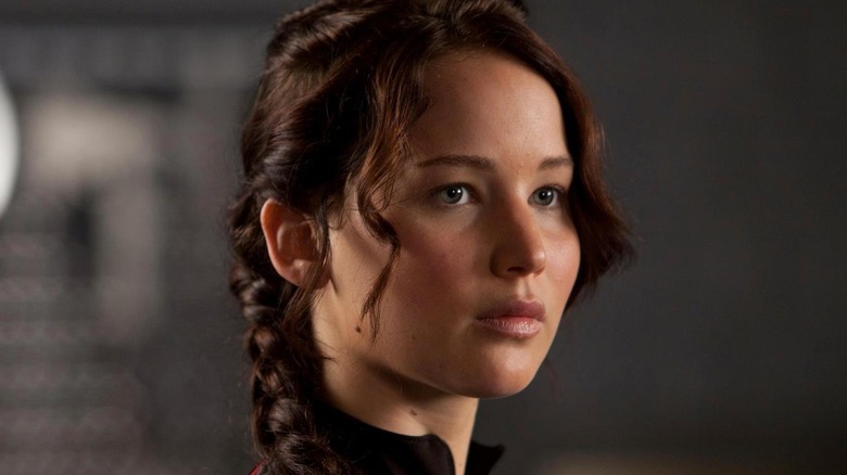 Katniss debout et regardant devant elle