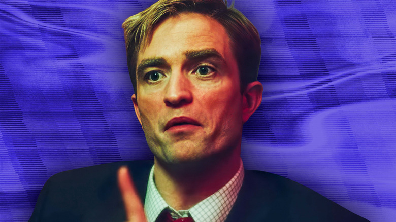 Chris Hansen de Robert Pattinson fronçant les sourcils, sur fond violet ondulé