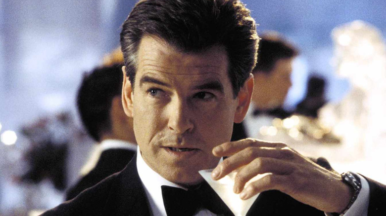 Pierce Brosnan souriant