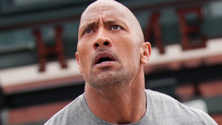 Dwayne Johnson lève les yeux à San Andreas
