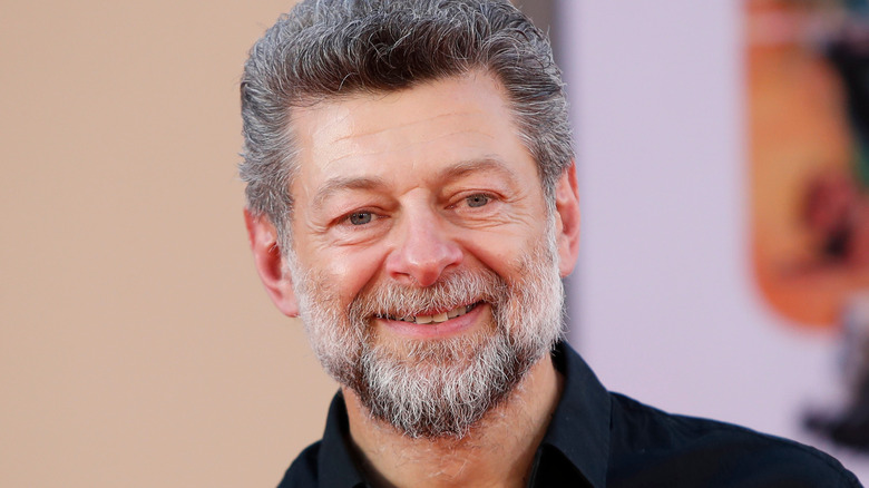 Une photo rapprochée d'Andy Serkis