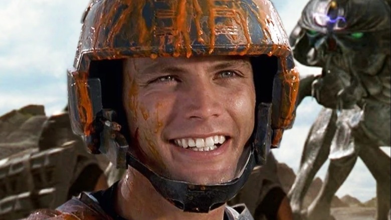 Casper Van Dien dans le rôle de la crasse orange des Rico Starship Troopers sur le casque