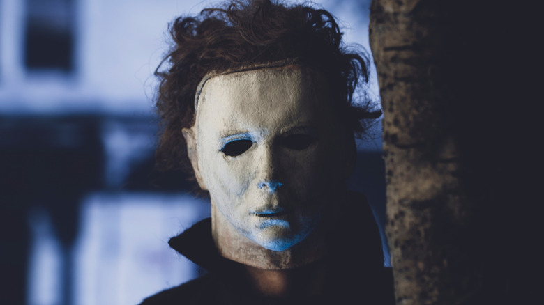 Michael Myers se cache derrière un arbre