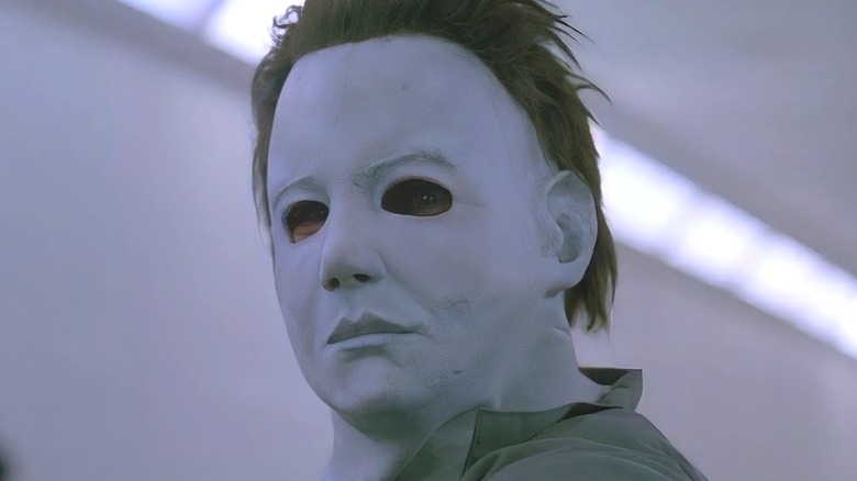 Michael Myers regarde une victime