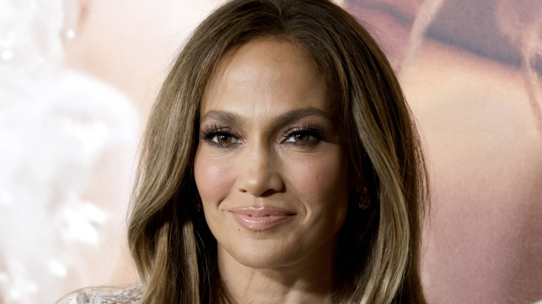 Jennifer Lopez souriante à la première de Marry Me