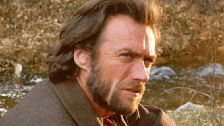 Josey Wales assis par terre
