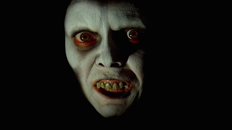 Pazuzu regarde la caméra
