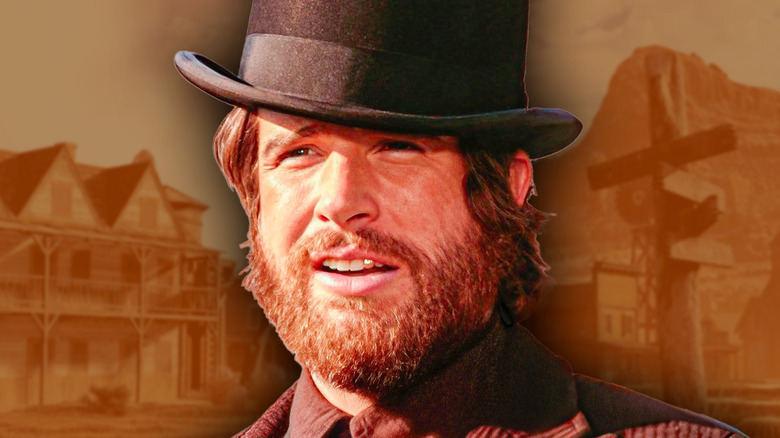 John McCabe avec une ville minière du Far West derrière lui dans