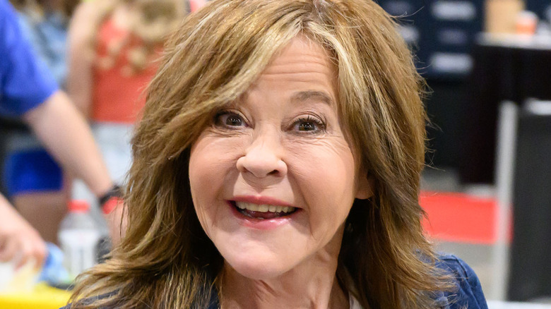 Linda Blair souriante lors d'une exposition de fans en 2026