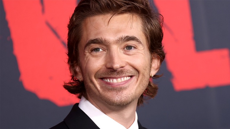 Austin Abrams souriant à la première mondiale de