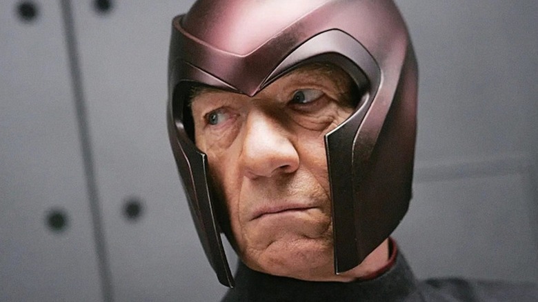 Magneto portant son casque