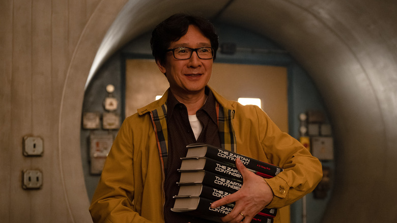 OB portant des livres et ayant l'air amical sur Loki