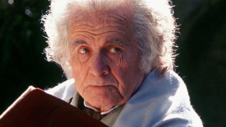 Bilbo Baggins écrivant dans un livre