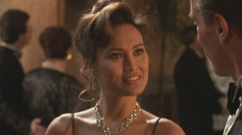 Tia Carrere dans le rôle de Juno Skinner dans une robe noire dans True Lies