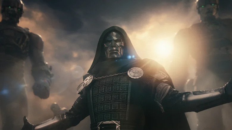 Docteur Doom écarte les bras dans Avengers : Doomsday