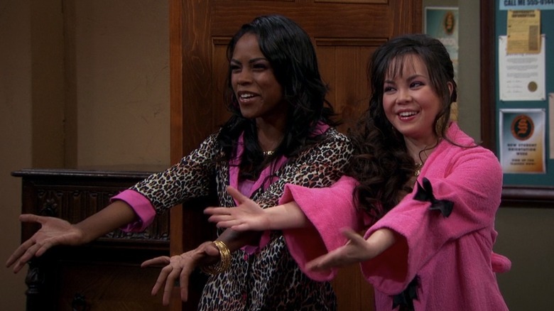 Amber et Ashley debout ensemble