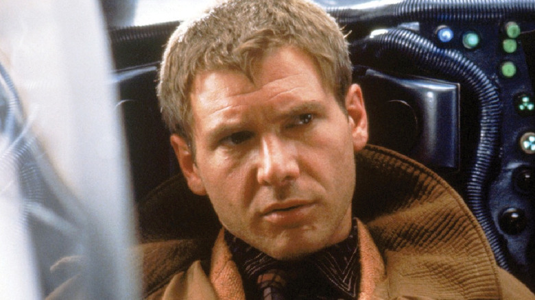Rick Deckard est assis dans un véhicule dans Blade Runner