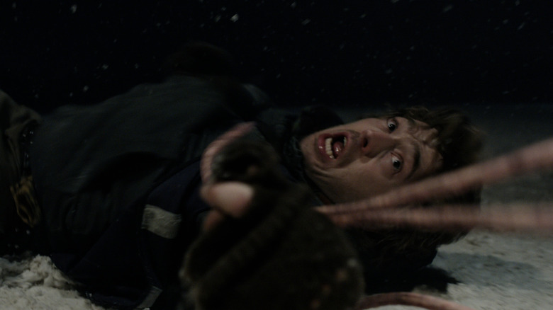 Des tentacules saisissant Bryan horrifié dans Resident Evil