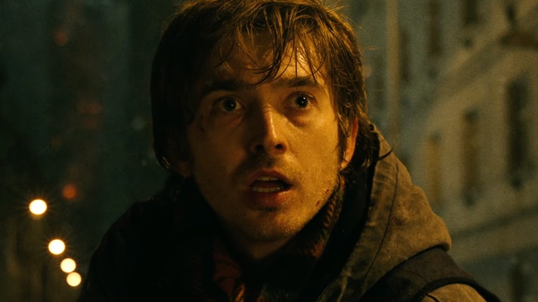 Bryan a l'air effrayé dehors dans Resident Evil (2026)