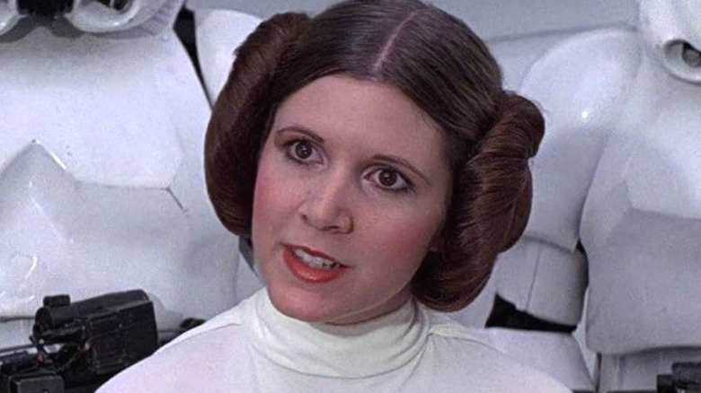 La princesse Leia entourée de stormtroopers