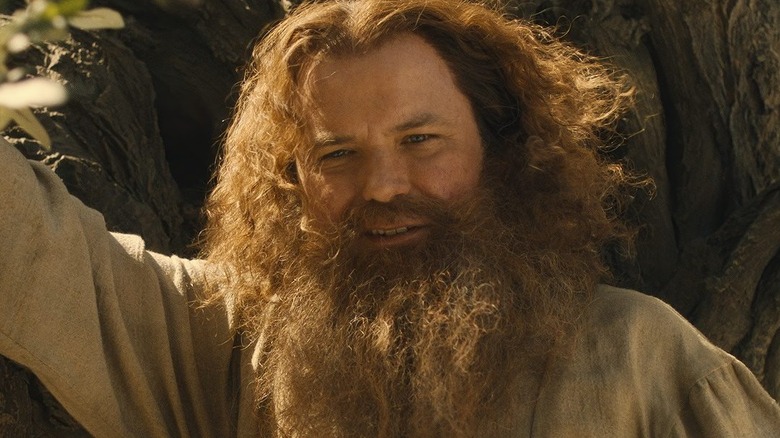 Tom Bombadil s'appuie sur un arbre