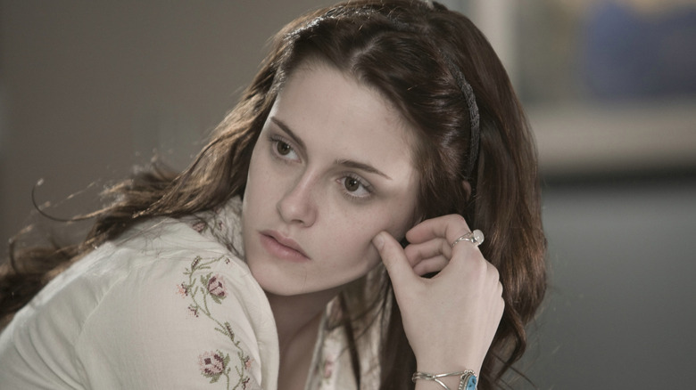 Bella Swan regarde par-dessus son épaule