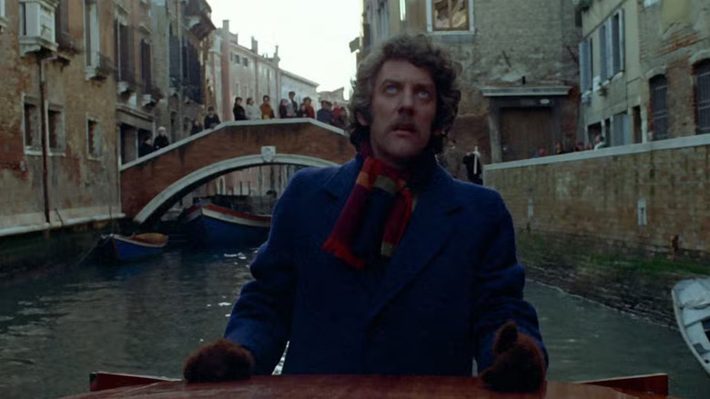 John fait un tour en gondole à Venise dans Don't Look Now (1972)