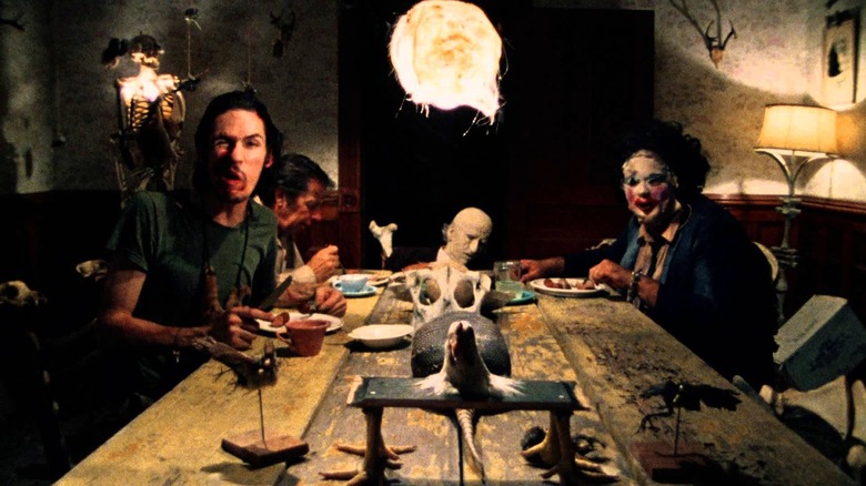 La famille Sawyer s'installe pour le dîner dans The Texas Chain Saw Massacre (1974)
