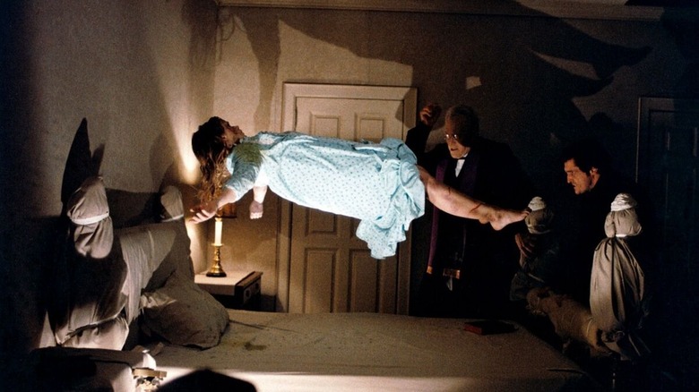 Regan s'envole du lit dans L'Exorciste (1973)