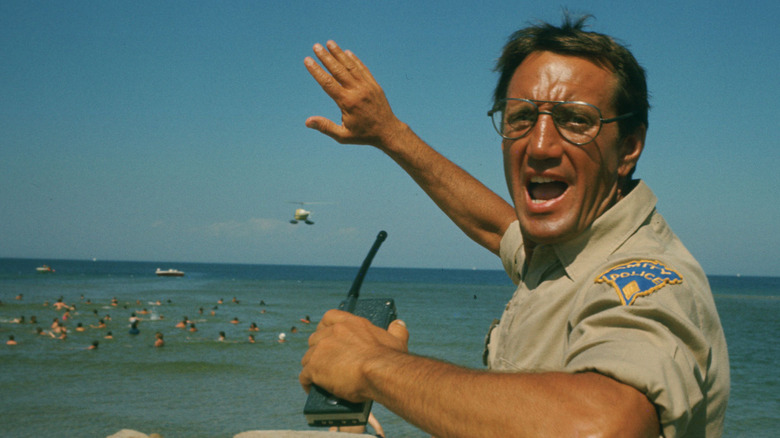 Brody avertit les gens de quitter l'eau dans Jaws (1975)