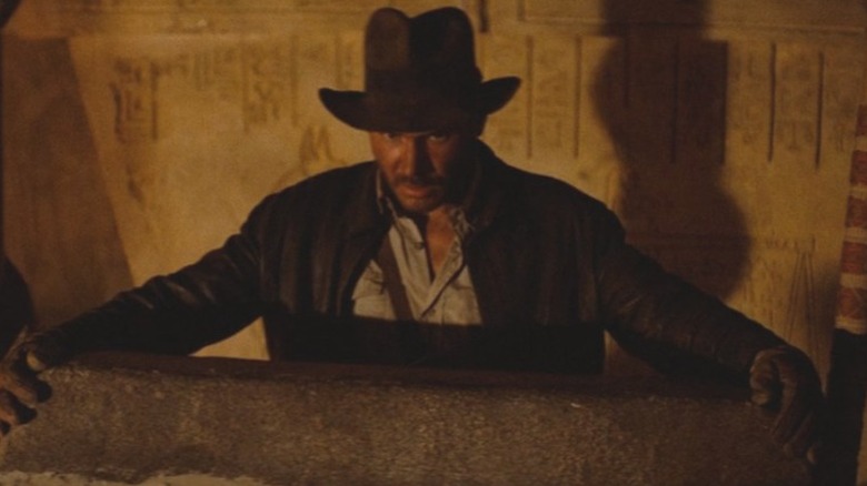 Indiana Jones ouvrant le coffret de l'arche