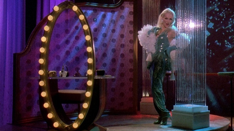 Madeline Ashton en robe verte sur petite scène