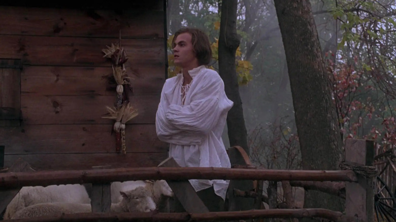 Max Dennison en chemise blanche sur le porche