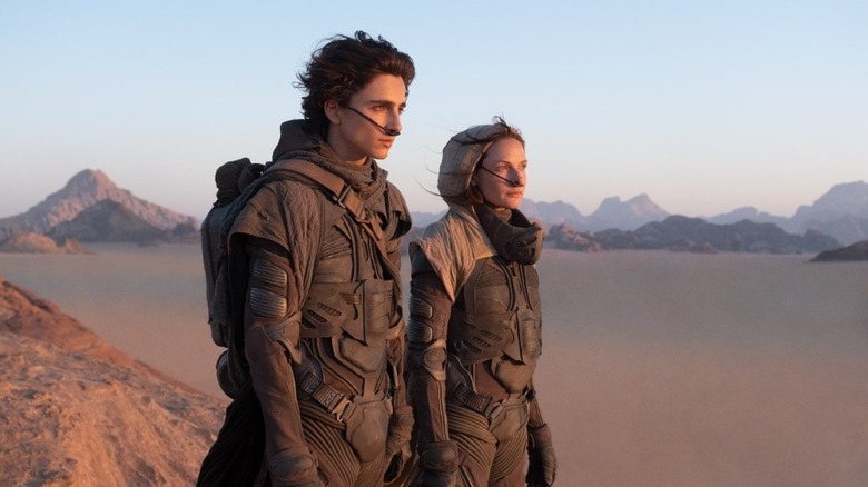 Paul et Lady Jessica dans le sud sablonneux d'Arakis à Dune (2021)