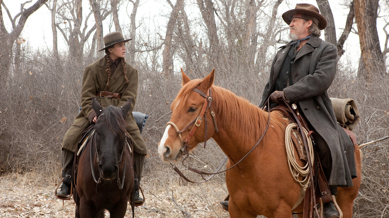 Mattie et Rooster à cheval dans True Grit (2010)