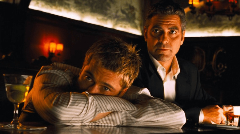 Danny et Rusty au bar d'un casino dans Ocean's 11 (2001)