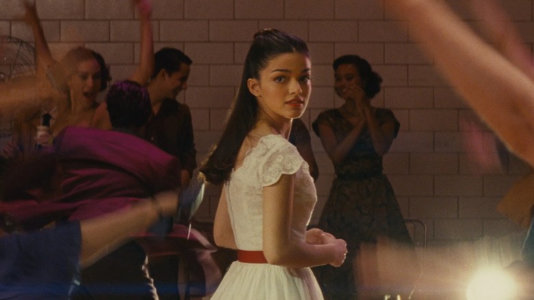 Maria au bal de l'école dans West Side Story (2021)