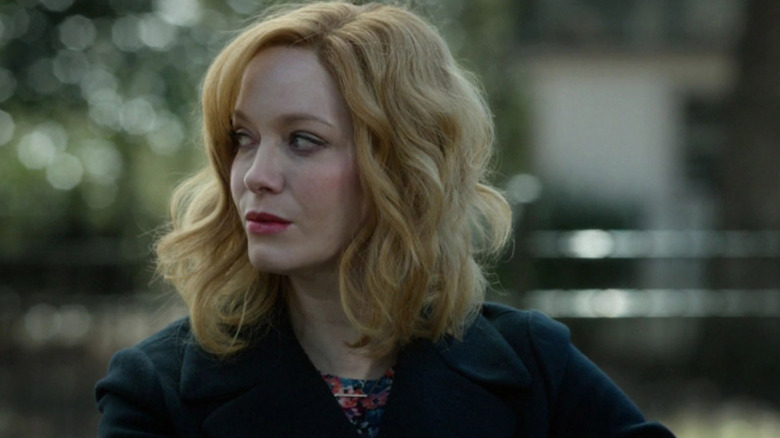 Christina Hendricks regarde sur le côté