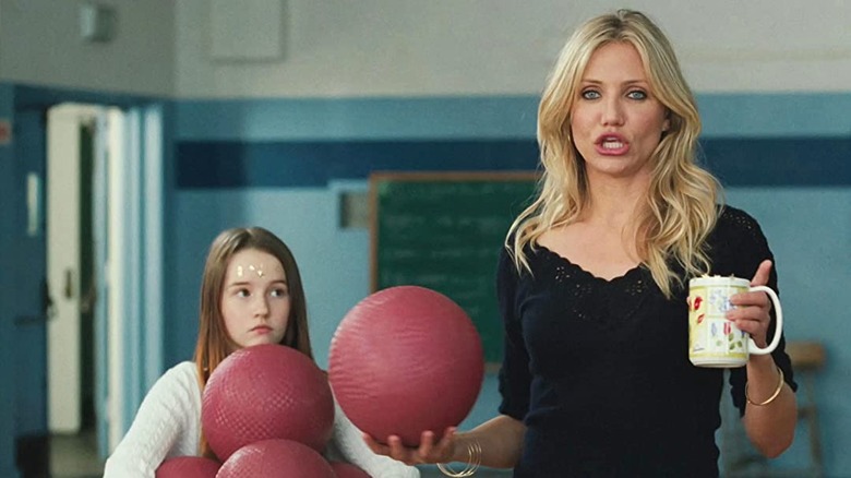 Cameron Diaz tient un ballon de volley-ball