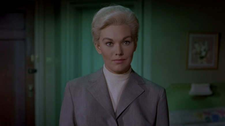 Kim Novak a l'air sérieuse