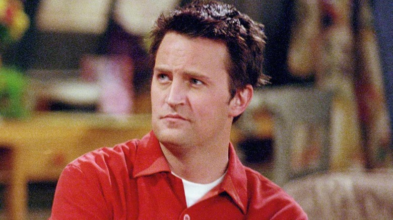 Chandler Bing regarde quelqu'un de travers sur Friends