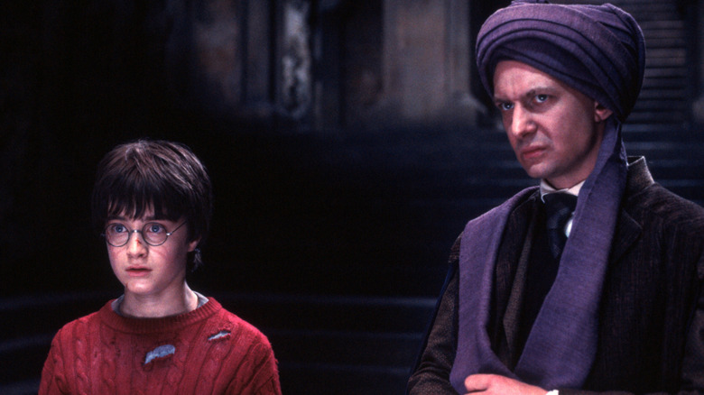 Harry Potter se tient à côté du professeur Quirrell