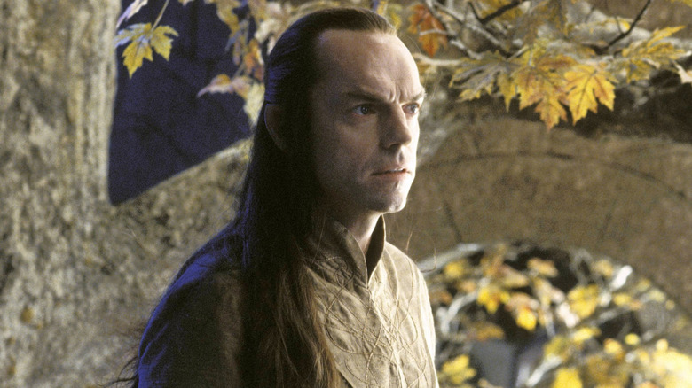 Elrond traverse Rivendell dans 